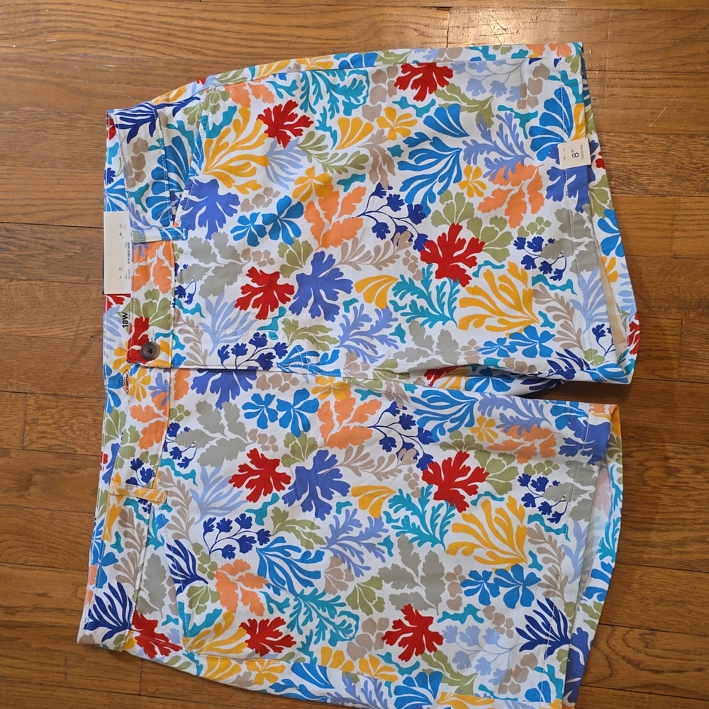 ST. JOHN'S BAY BRAND WOMEN'S PLUS SIZE COLORFUL FLORAL SHORTS SIZE 18W